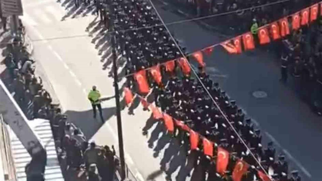 Bursa'da Gerçekleşen Tören Yürüyüşünde F16'lar Gösteri Yaptı