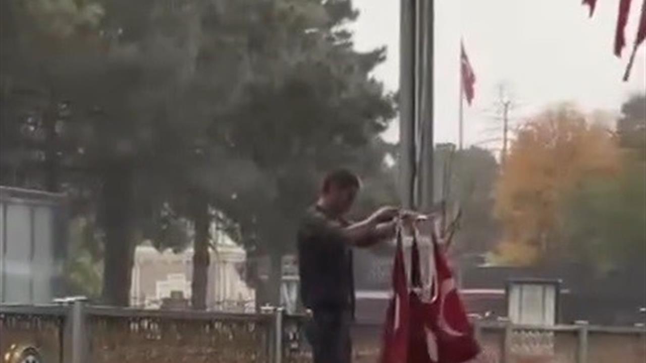 Erzincan'da Düşen Türk Bayraklarını Toplayan Vatandaş Duygulandırdı