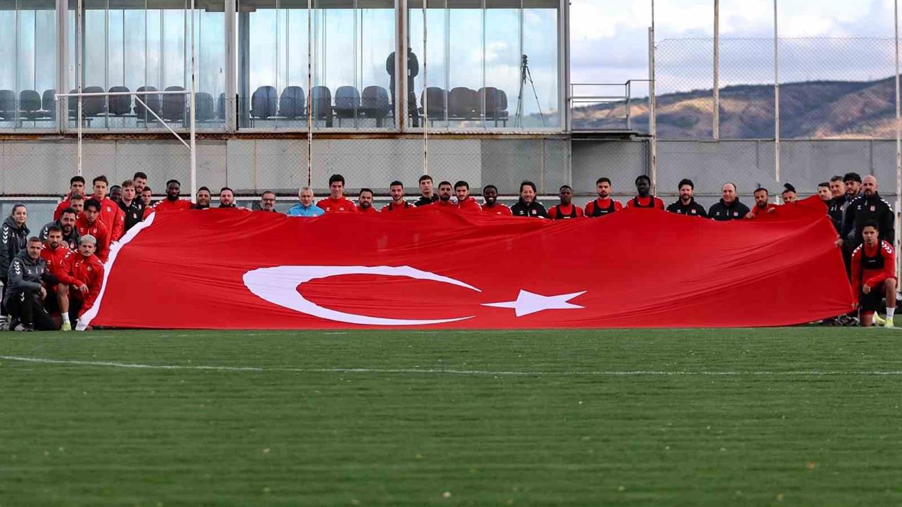 Sivasspor Antrenmanında Dev Türk Bayrağı Açıldı