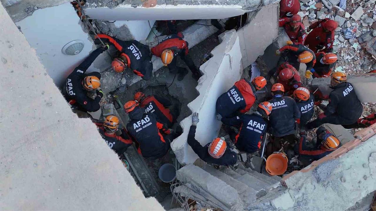 Kocaeli Gebze'de Çöken Binada Arama Kurtarma Çalışmaları 11. Saate Ulaştı