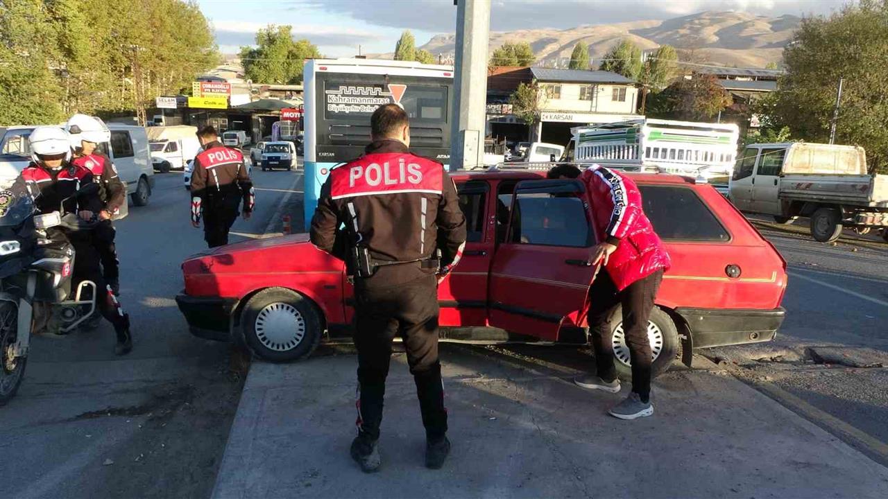 Malatya Yeşilyurt'ta Polisin "Dur" İhtarına Uymayan Sürücü Kaza Yaptı