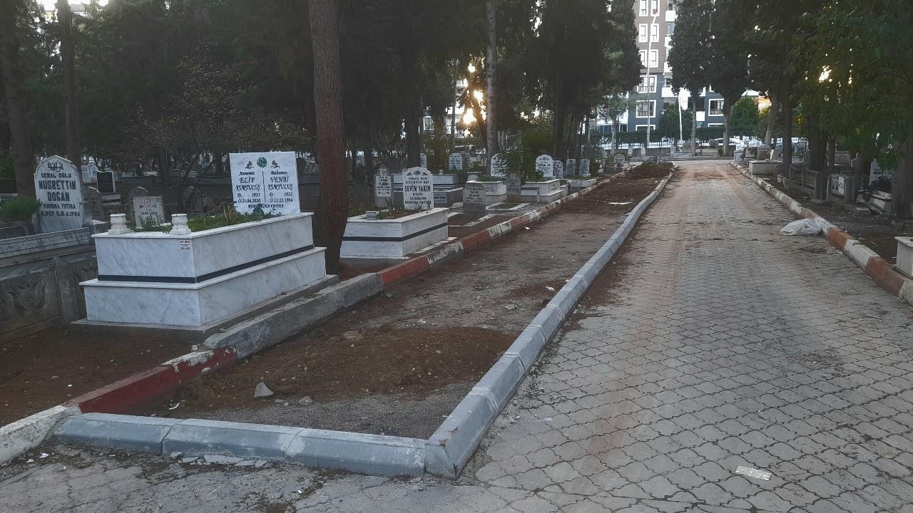 Tarsus Kabristanlığında Geniş Yollar Üzerine Defin İçin Yer Açılıyor