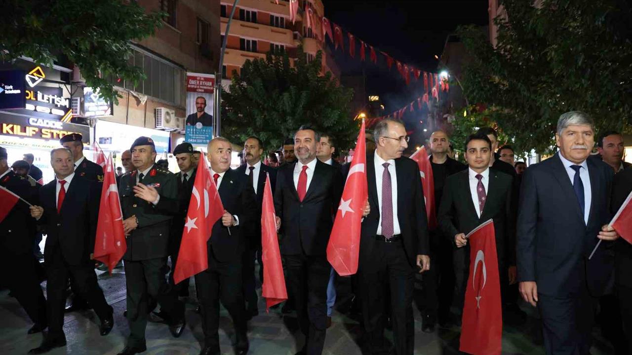 Elazığ'da 29 Ekim Cumhuriyet Bayramı İçin Fener Alayı Yürüyüşü Düzenlendi
