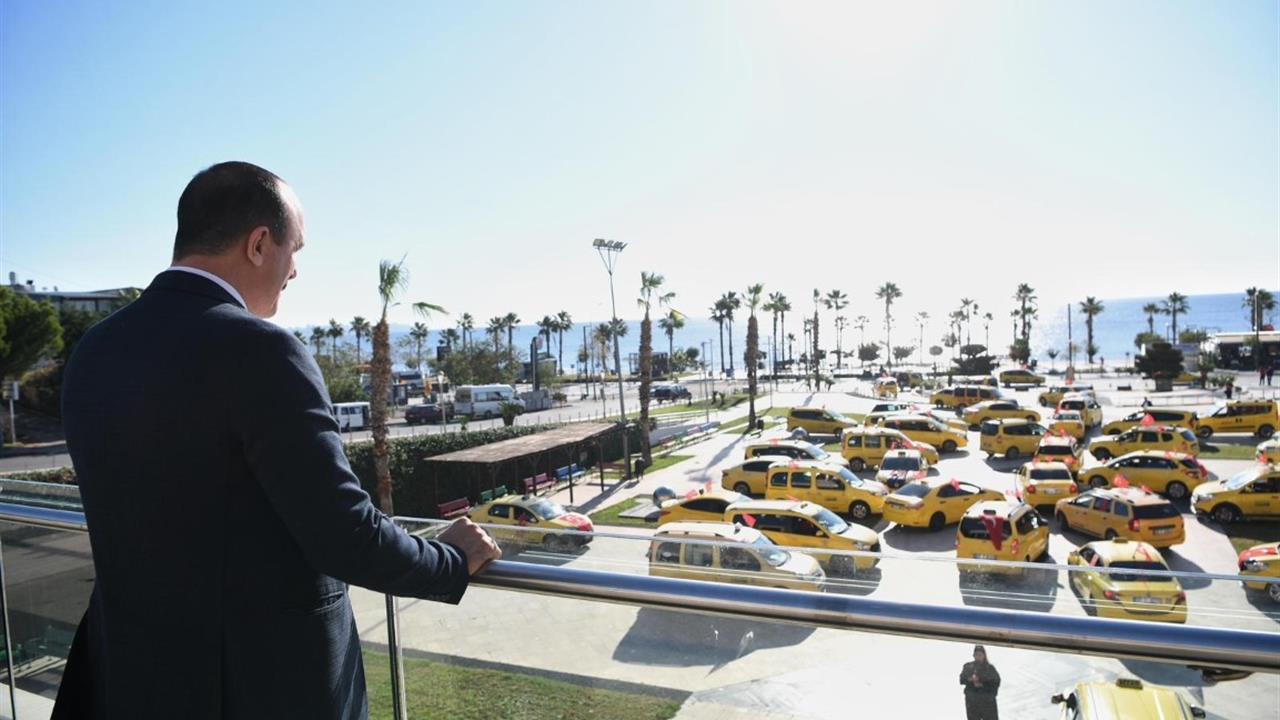 Konyaaltı’nda Taksiciler, Cumhuriyet’in 102. Yılını Türk Bayraklarıyla Kutladı