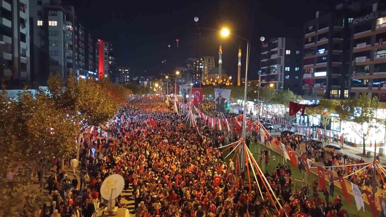 Bursa'da Cumhuriyet Bayramı Kutlamalarına On Binlerce Kişi Katıldı