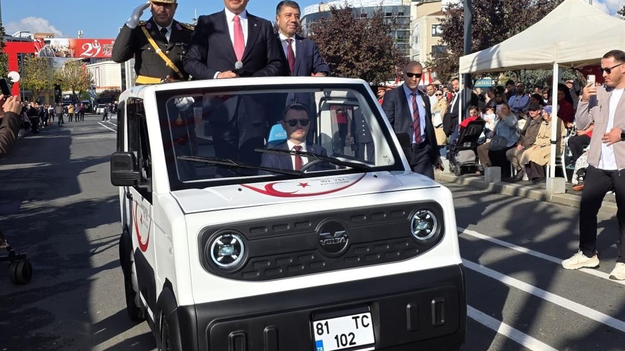 Düzce'de Cumhuriyet Bayramı Etkinliğinde Yerli Elektrikli Araçla Kutlama Yapıldı