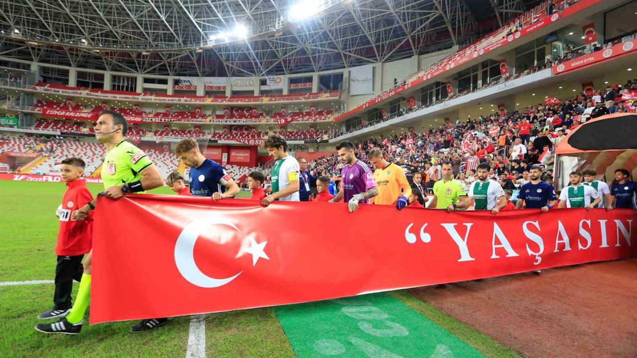 Antalya'da Antalyaspor, Bursaspor'u 3-0 Yenerek Turu Geçti