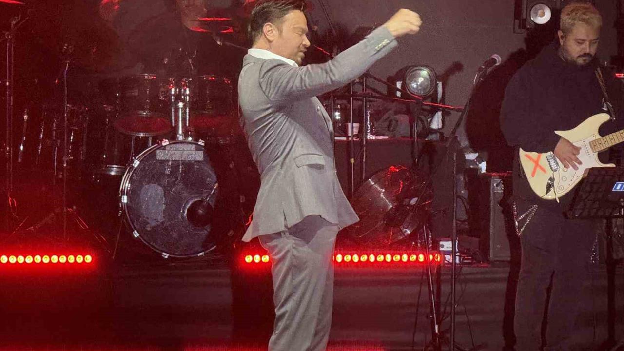 Bahçelievler'de 29 Ekim Cumhuriyet Bayramı'nda Sinan Akçıl Konser Verdi