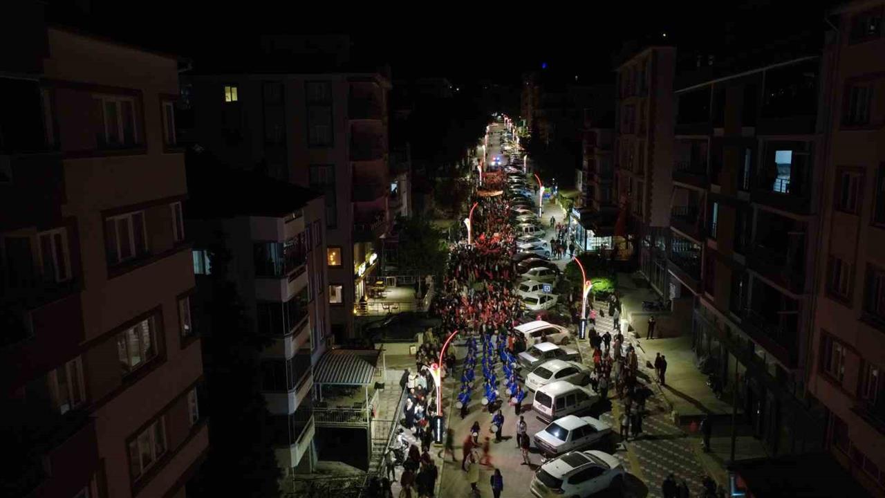 Manisa Demirci'de Cumhuriyet Bayramı İçin Düzenlenen Fener Alayına Yoğun Katılım Oldu