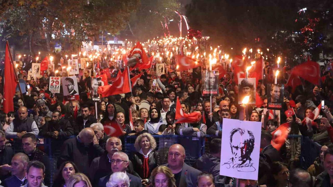 Ataşehir'de Cumhuriyetin 102. Yılı Coşkuyla Kutlandı