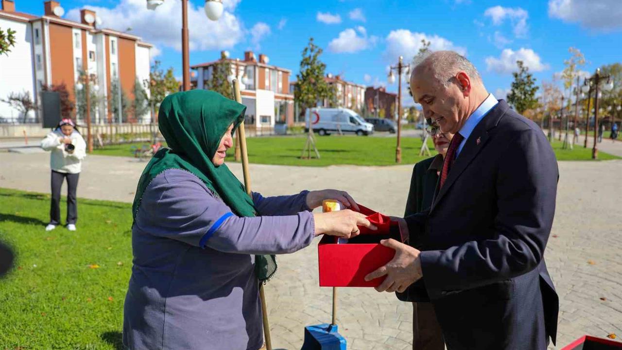 Düzce'de Bir Temizlik Görevlisi Türk Bayrağını Yere Düşürmemek İçin Koştu