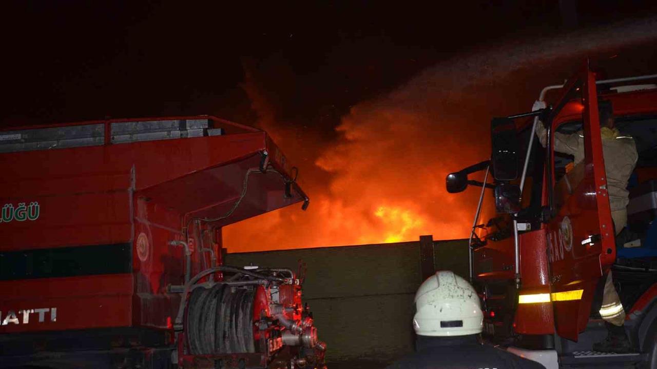 Samsun Bafra'da Geri Dönüşüm Tesisinde Yangın Söndürme Çalışmaları Devam Ediyor