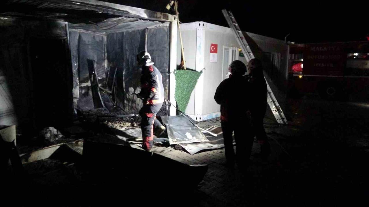 Malatya Yeşilyurt'ta Konteyner Kentte Yangın Çıktı, Aile Son Anda Kurtuldu