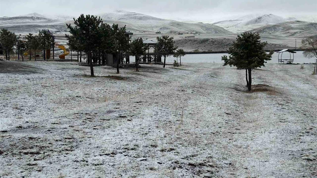 Erzurum Karayazı'da İlk Kar Yağışıyla Kış Manzarası Oluştu
