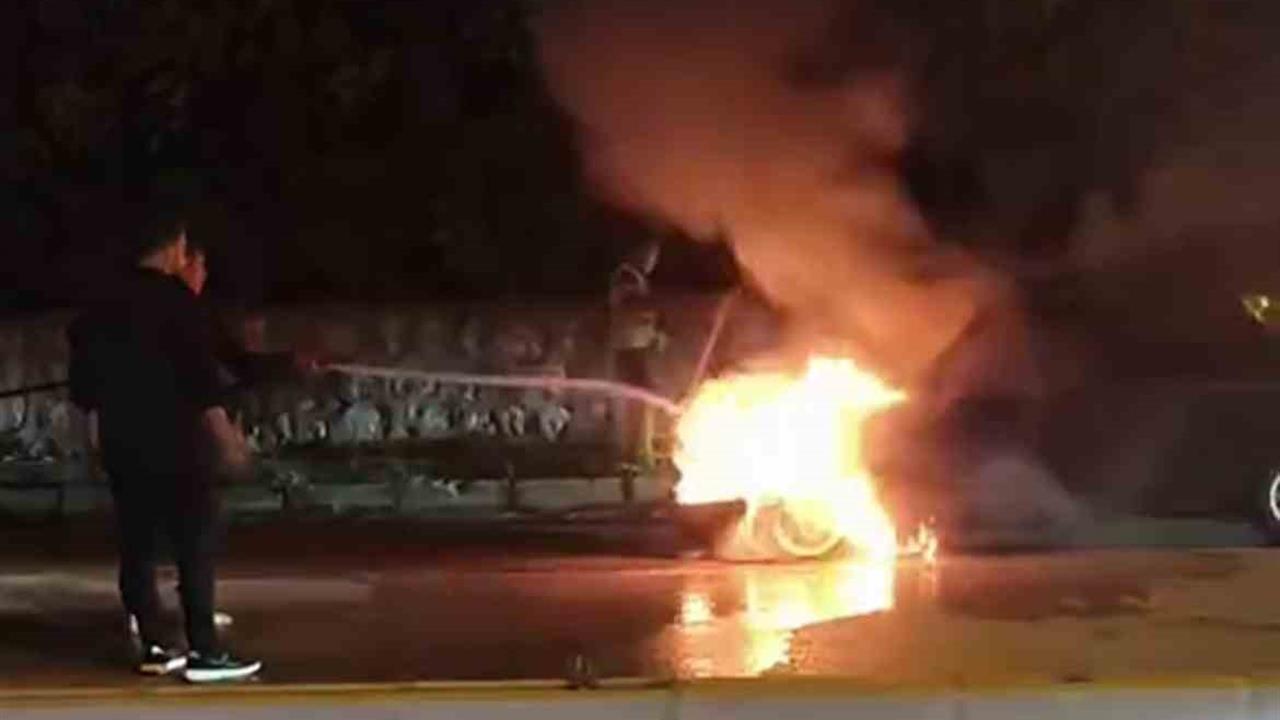 Hatay Antakya'da Seyir Halindeki Araçta Yangın Çıktı