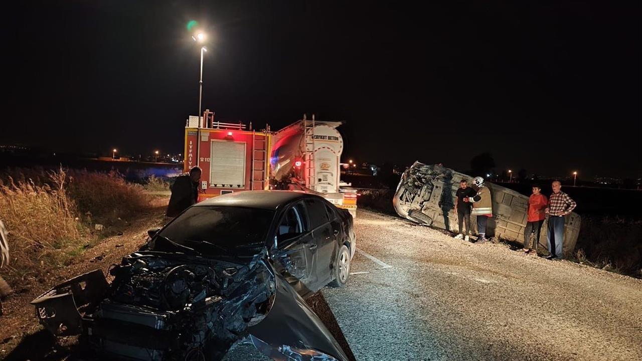 Hatay Reyhanlı'da Minibüs ve Otomobilin Çarpışması Sonucu 3 Kişi Yaralandı