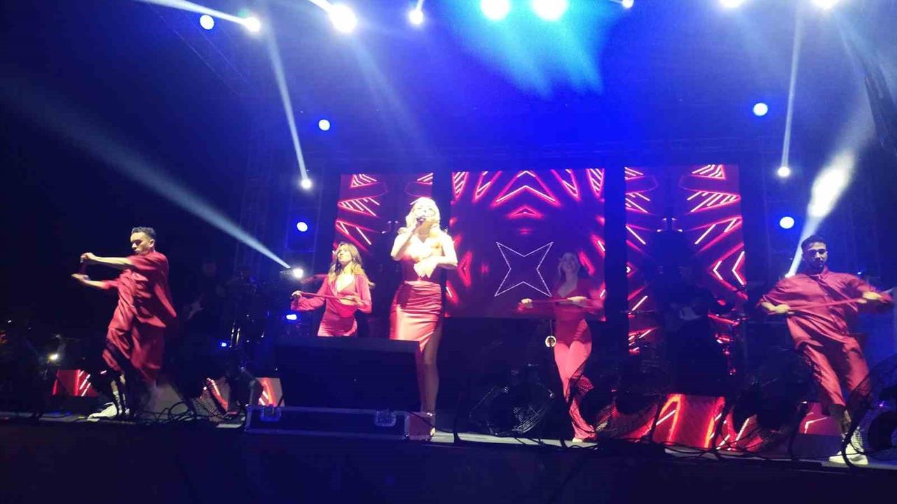 Çekmeköy'de 29 Ekim Cumhuriyet Bayramı Kutlamalarında İrem Derici Konser Verdi