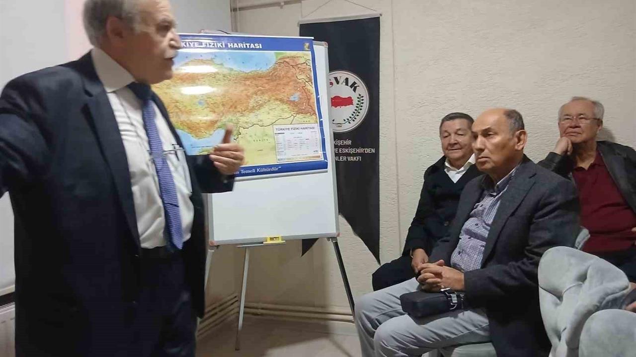 Eskişehir’de Prof. Dr. Hilmi Özden, Cumhuriyet Konferansı Düzenledi