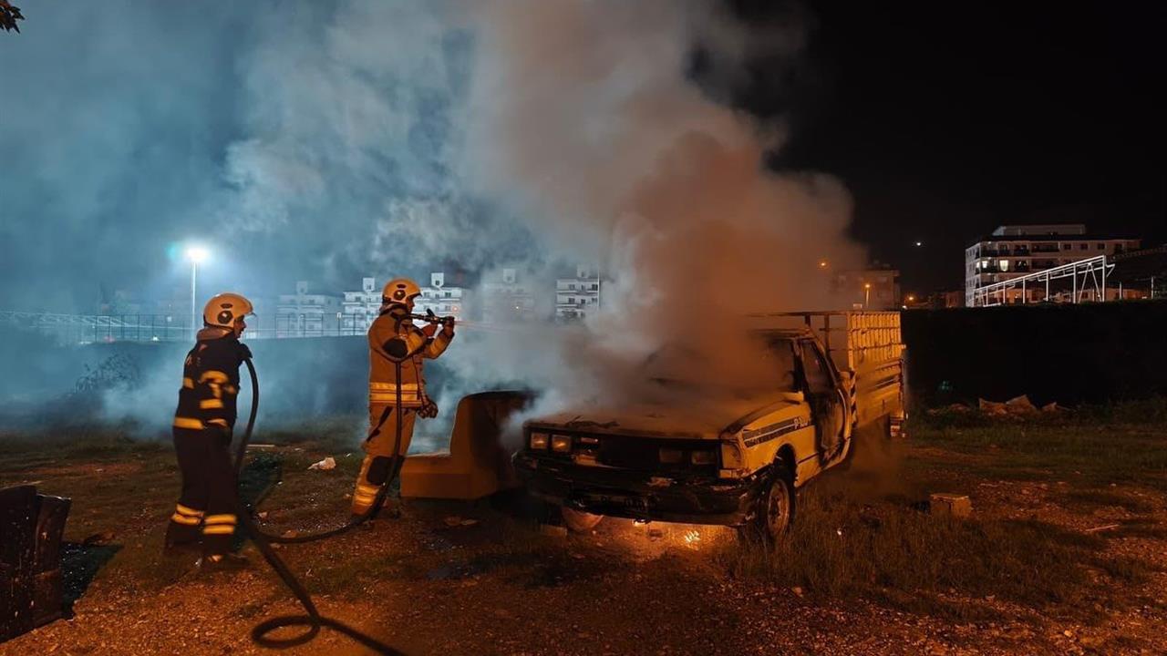 İskenderun'da Park Halindeki Pikap Alev Alev Yandı