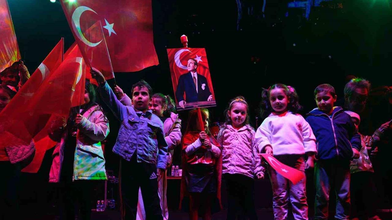 Sancaktepe'de Cumhuriyet Bayramı Etkinlikleri Fener Alayı ve Konserle Kutlandı