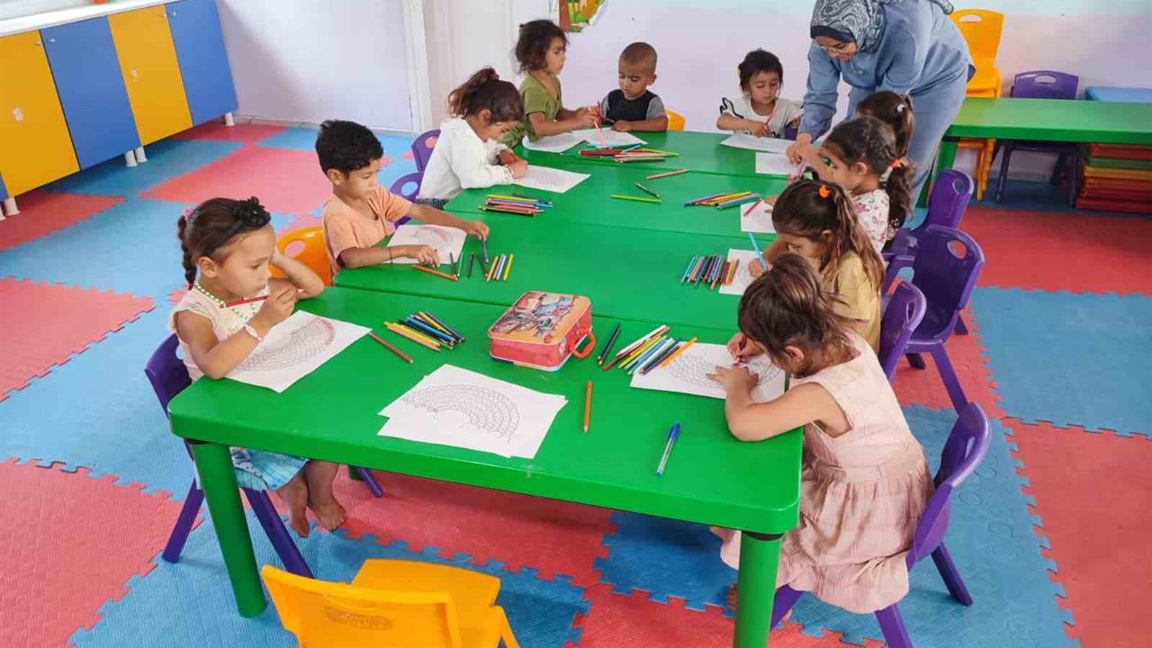 Adana Yüreğir'de Tarım İşçileri Çocuklarına Konteyner Sınıfta Eğitim Veriliyor