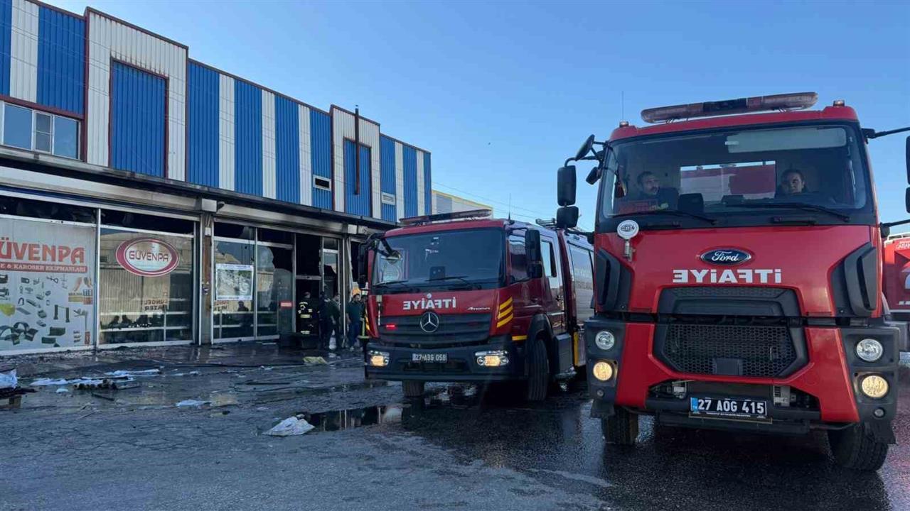 Gaziantep Şehitkamil'de Hırdavat Malzemeleri Satan İş Yerinde Yangın Çıktı