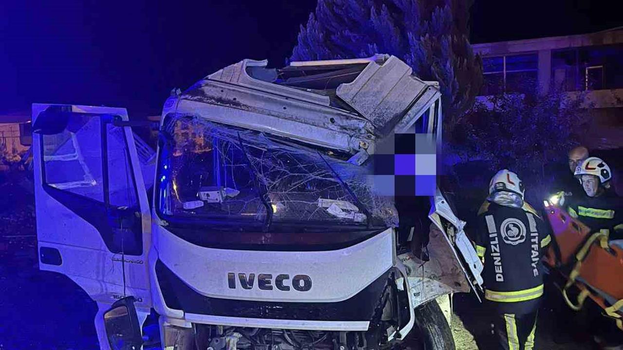 Denizli Kale'de Yağış Nedeniyle Yoldan Çıkan Kamyonet Sürücüsü Yaralandı