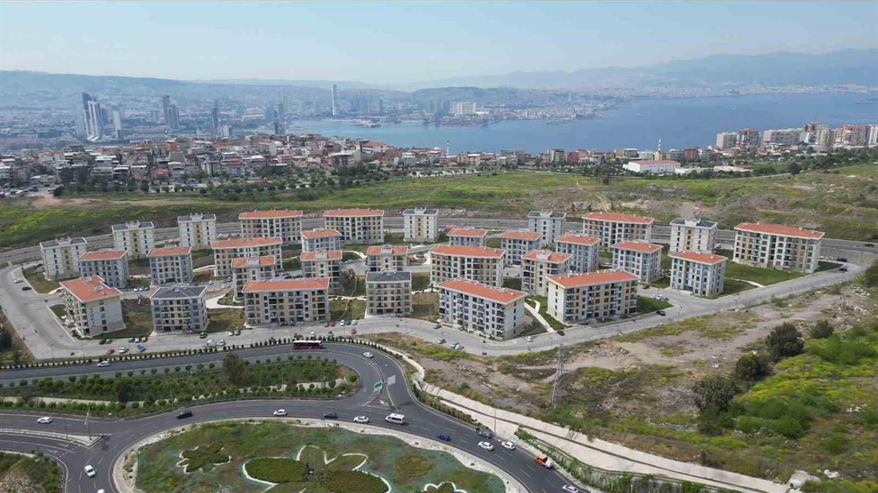 İzmir Bayraklı'da Depremin Ardından 6 Bin Konut Hak Sahiplerine Teslim Edildi