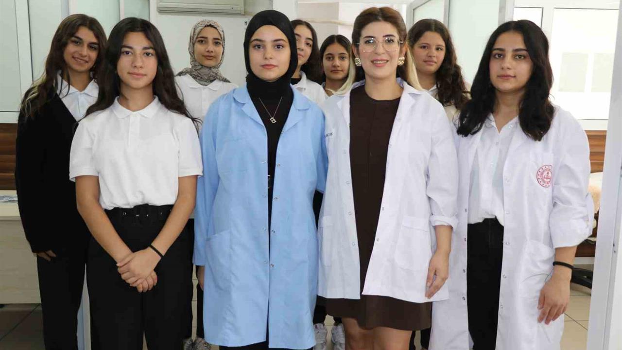 Diyarbakır'daki Dicle Kız Meslek Lisesi Öğrencileri Meslek Edinip Gelir Elde Ediyor