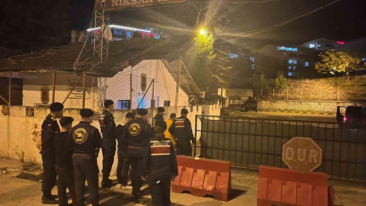 Tokat Niksar'da Jandarma, Hırsızları Suçüstü Yakaladı