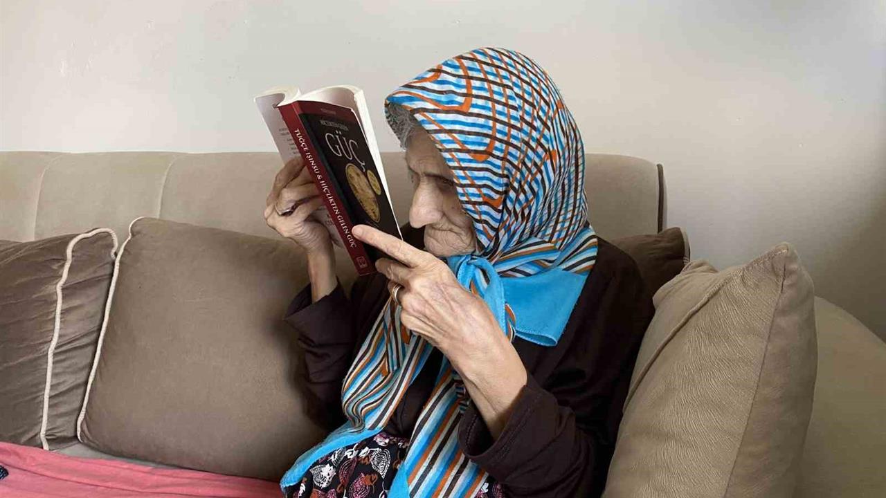 Eskişehir'de 70 Yaşındaki Sema Teyze, Hobi Olarak Kitap Okumaya ve Örgü Örmeye Devam Ediyor