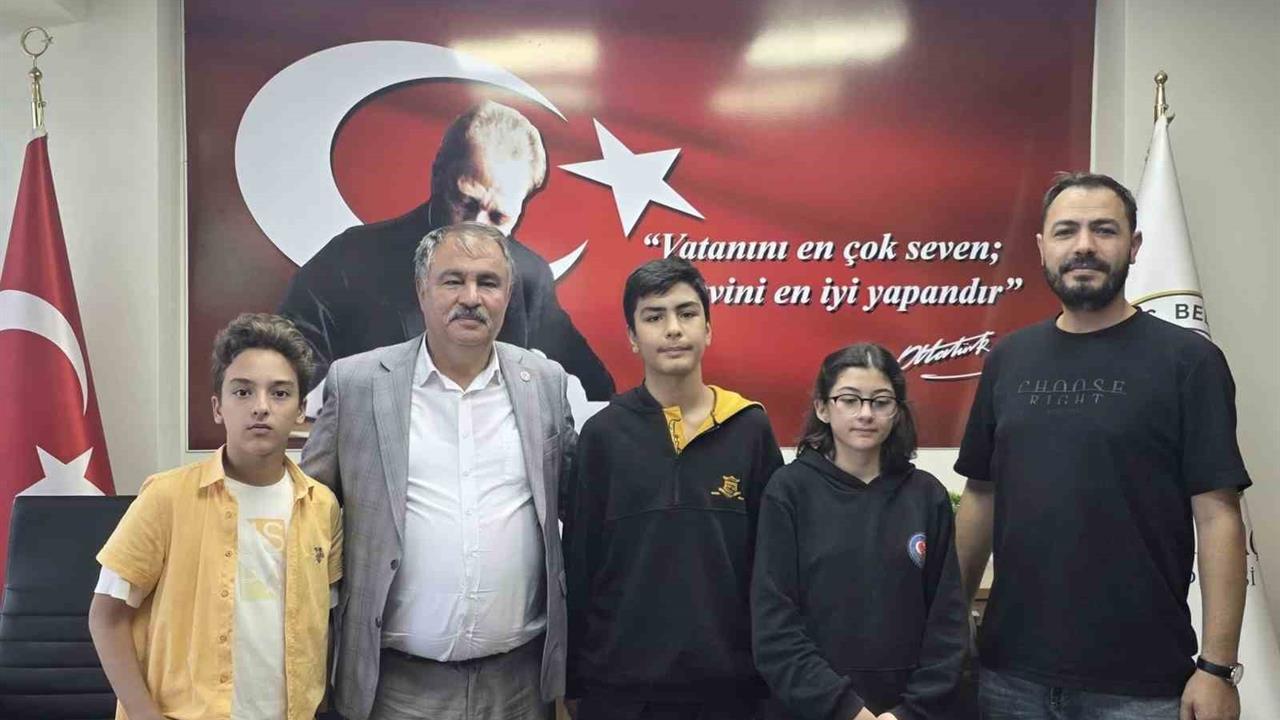 Beyağaç'ta Öğrencilerine İlham Veren Öğretmene Fahri Hemşehri Beratı Verildi