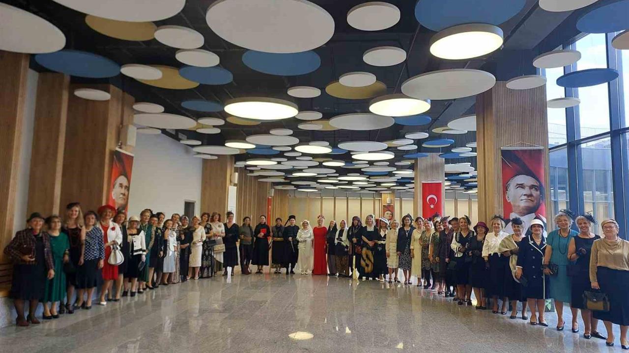 Bursa Nilüfer Kadın Korosu, Cumhuriyet Bayramı İçin Defile Düzenledi