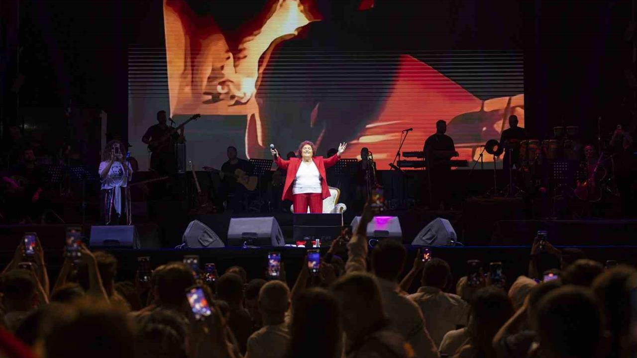 Mersin'de Gençlik Festivali Kapsamında Selda Bağcan Konser Verdi