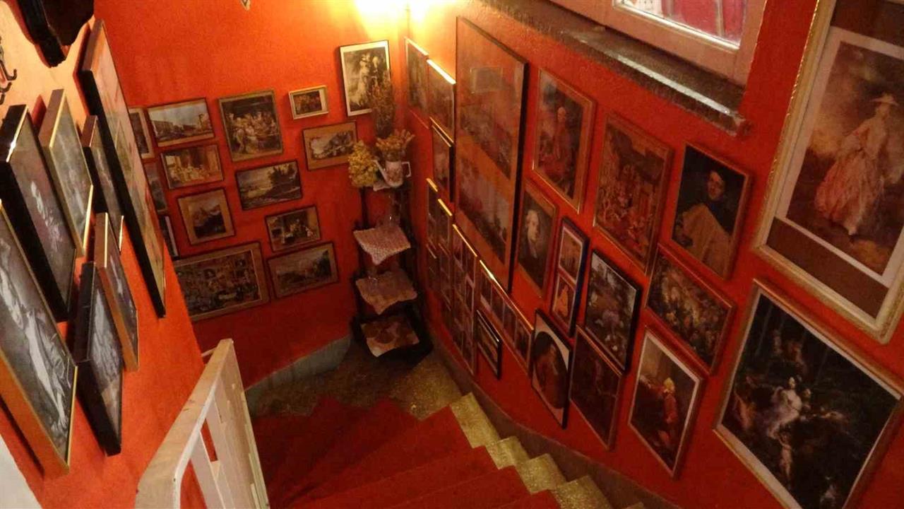 Bursa'da Antika Eşyalarla Dolu Kafe, Nostalji Sunuyor