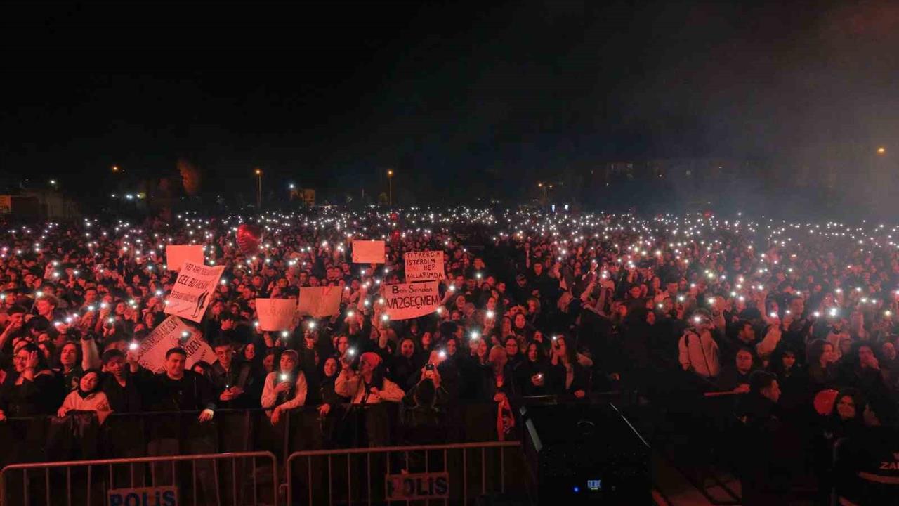 Bolu'da Cumhuriyet Bayramı Kutlamalarında Manga Konseri Yoğun İlgi Gördü
