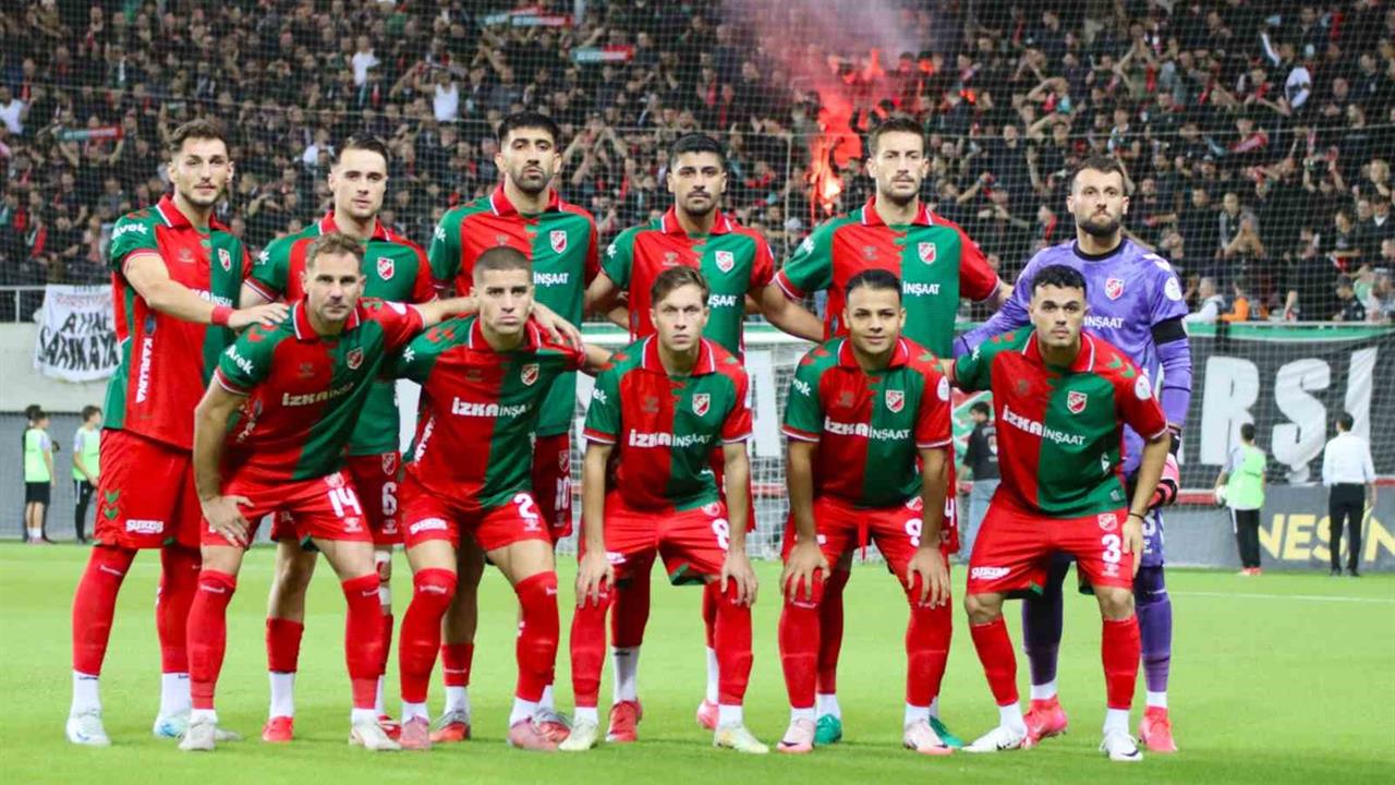 Karşıyaka, İzmir'de TFF 3. Lig 4. Grup'ta Savunmasıyla Dikkat Çekiyor