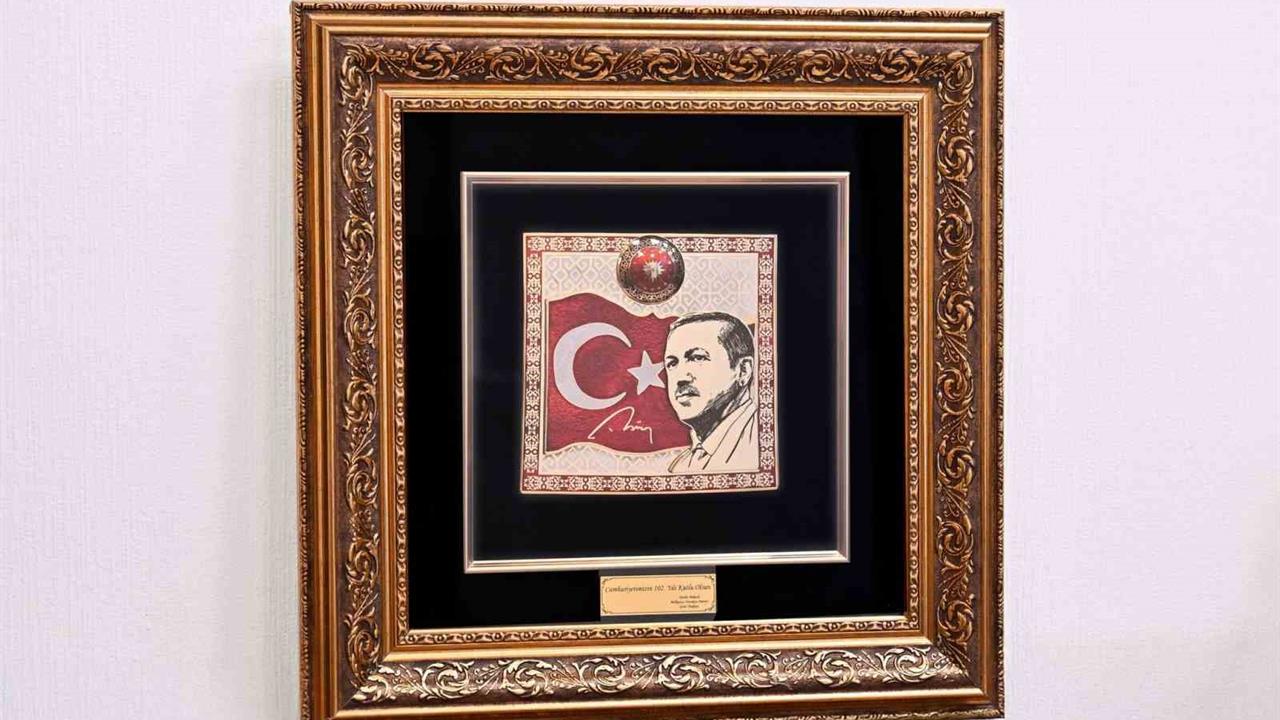 Ankara'da Bahçeli, Erdoğan'a Cumhuriyet'in 102. yılı dolayısıyla hediye verdi