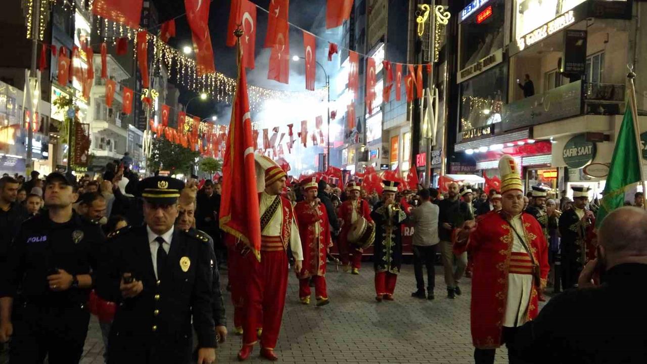 Ümraniye'de Cumhuriyet Bayramı Coşkusu, Binlerce Vatandaşın Katılımıyla Yaşandı