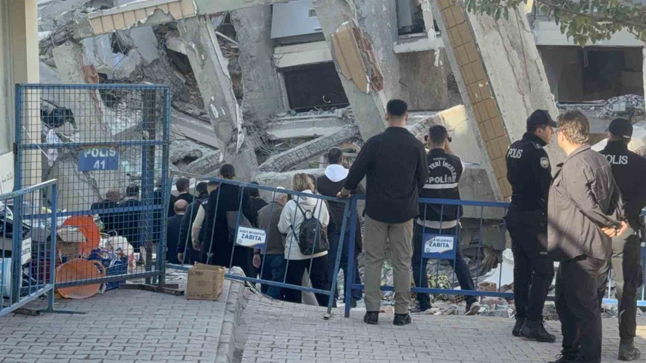 Kocaeli Gebze'de Çöken Binada Bilirkişi Heyeti İnceleme Yapıyor