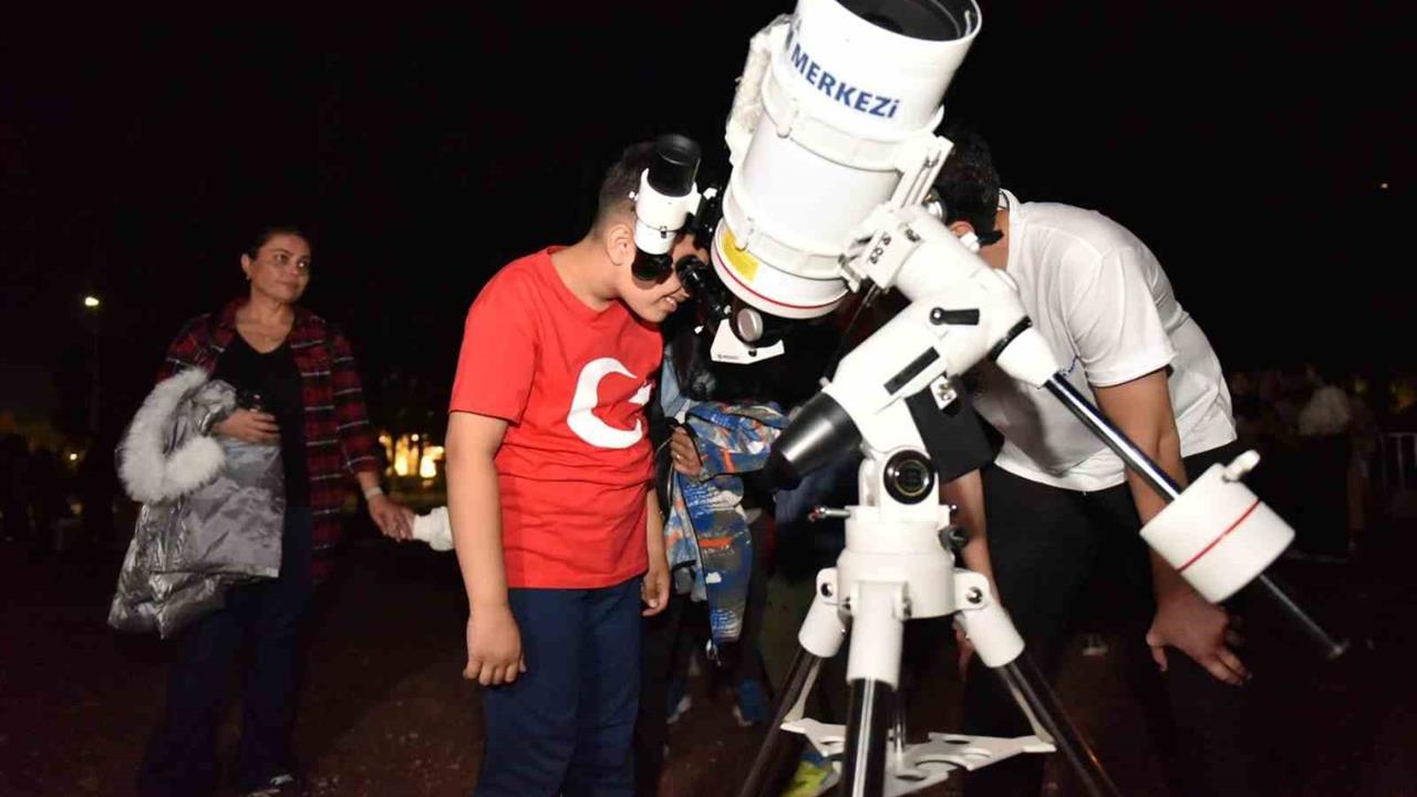 Kepez Belediyesi, 29 Ekim Cumhuriyet Bayramı'nda Gece Gözlemi Etkinliği Düzenledi