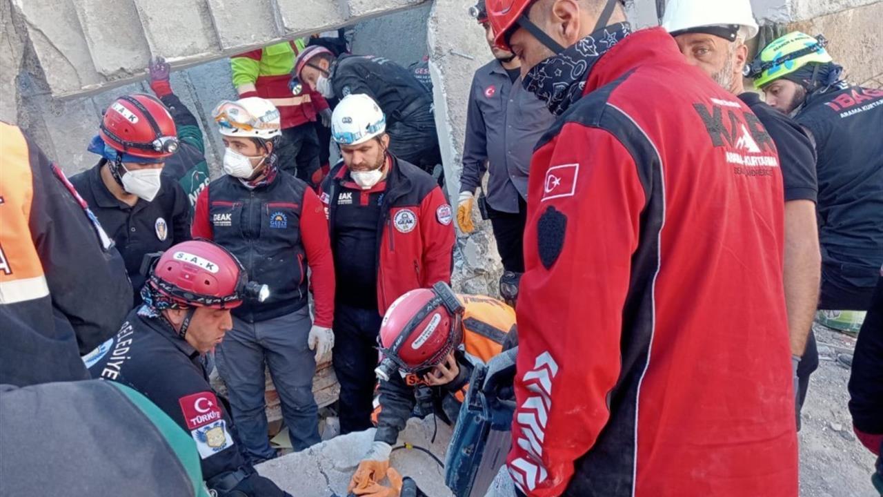 Kartepe Belediyesi, Gebze'deki Arama Kurtarma Çalışmalarına Destek Verdi