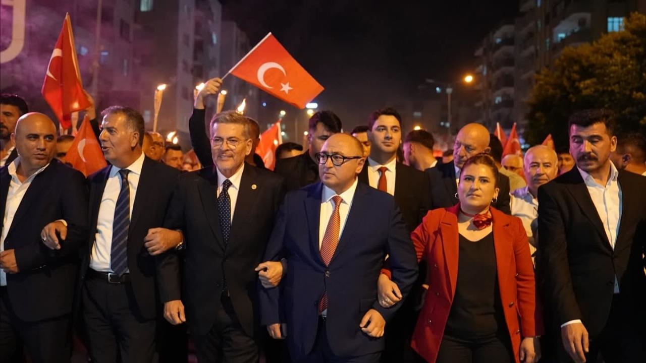 Binlerce Kişi Meşaleyi Cumhuriyet İçin Yaktı