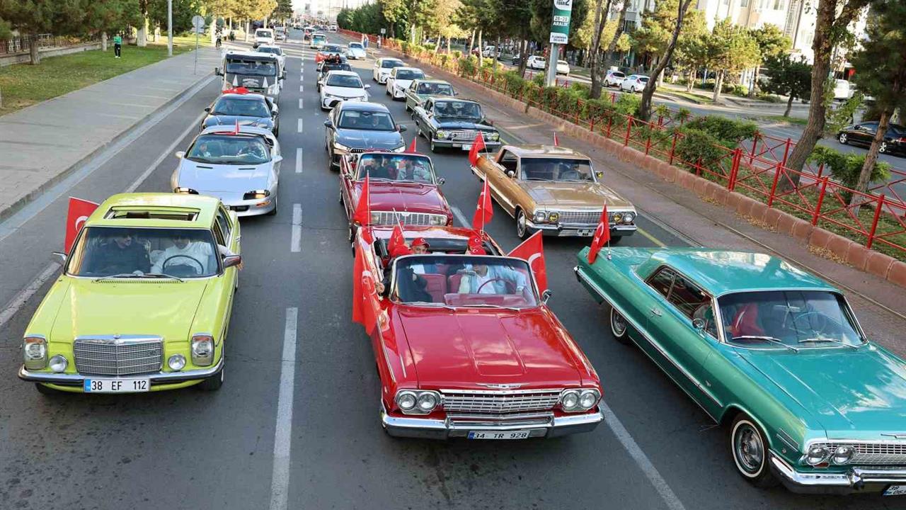 Kayseri Talas'ta Cumhuriyet Bayramı Kutlamaları Klasik Araçlarla Yapıldı