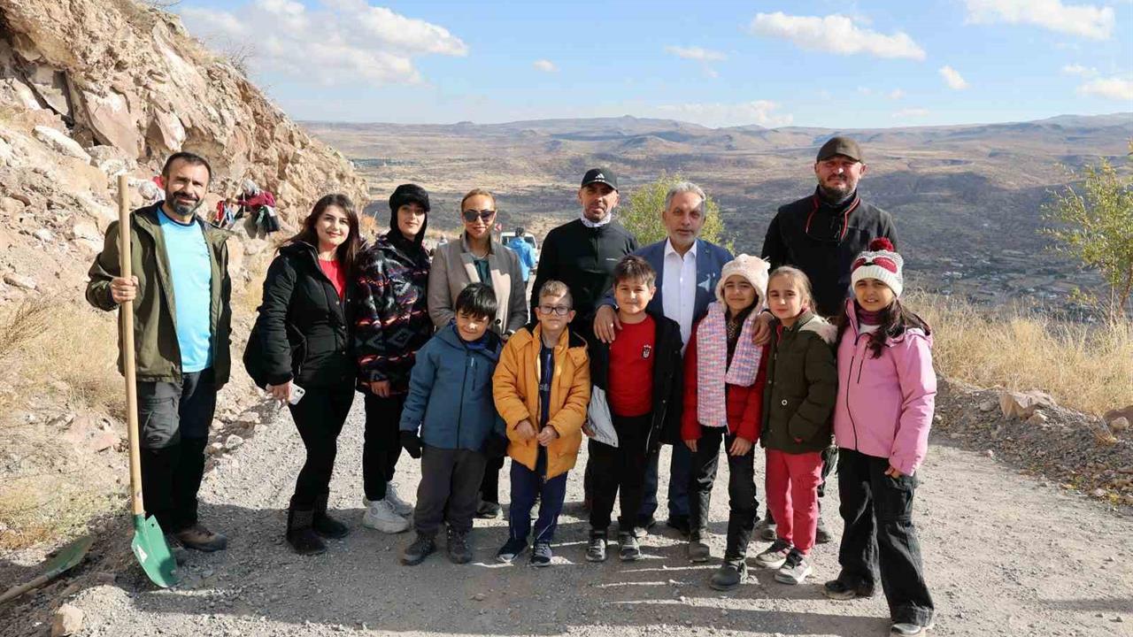 Talas Belediyesi, Cumhuriyet Bayramı'nı Ağaç Dikerek Kutladı