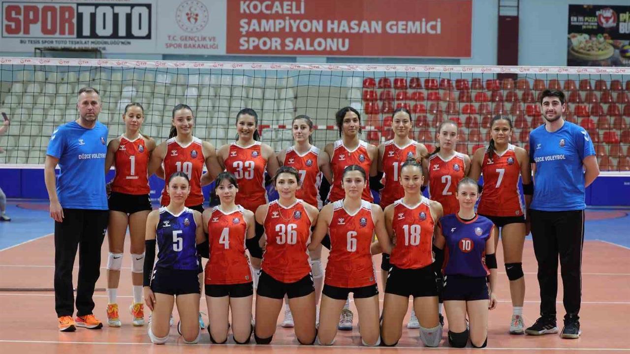 Düzce'de Kadın Voleybol Takımı, Kocaeli'nde 3-0 Kazandı