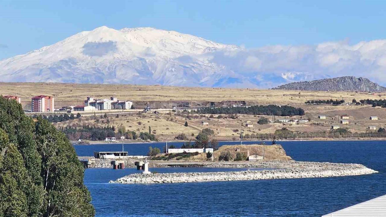 Bitlis Tatvan'da Yüksek Kesimlerde Kar Yağışı Etkili Oldu