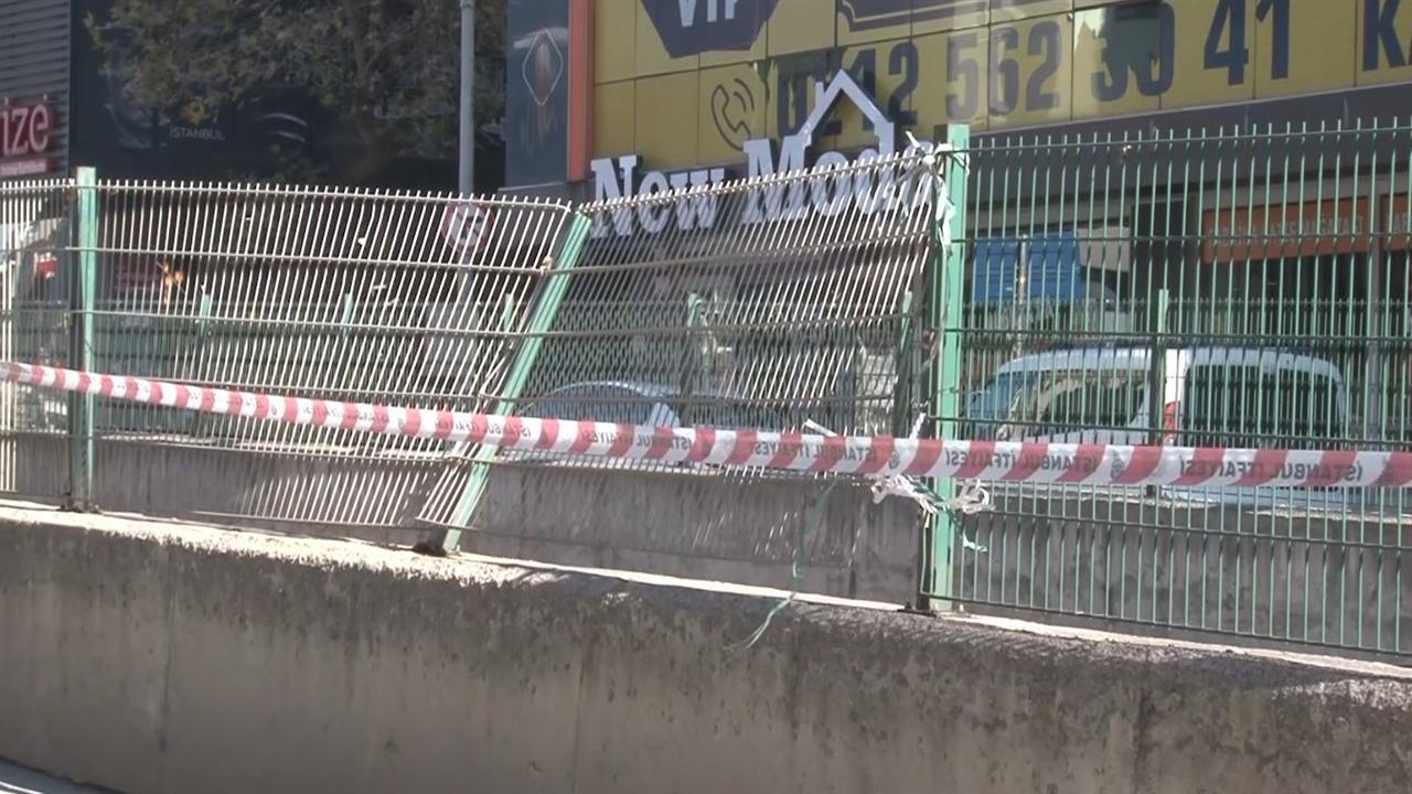 Bayrampaşa'da Kamyon, Tramvay Hattının Korkuluklarına Çarptı