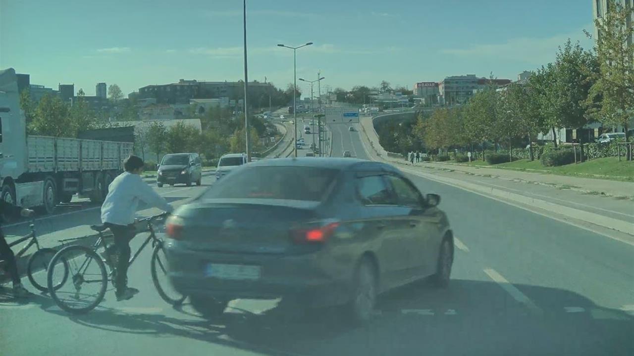 Arnavutköy'de Kırmızı Işık İhlali Nedeniyle İki Çocuk Ölümden Döndü