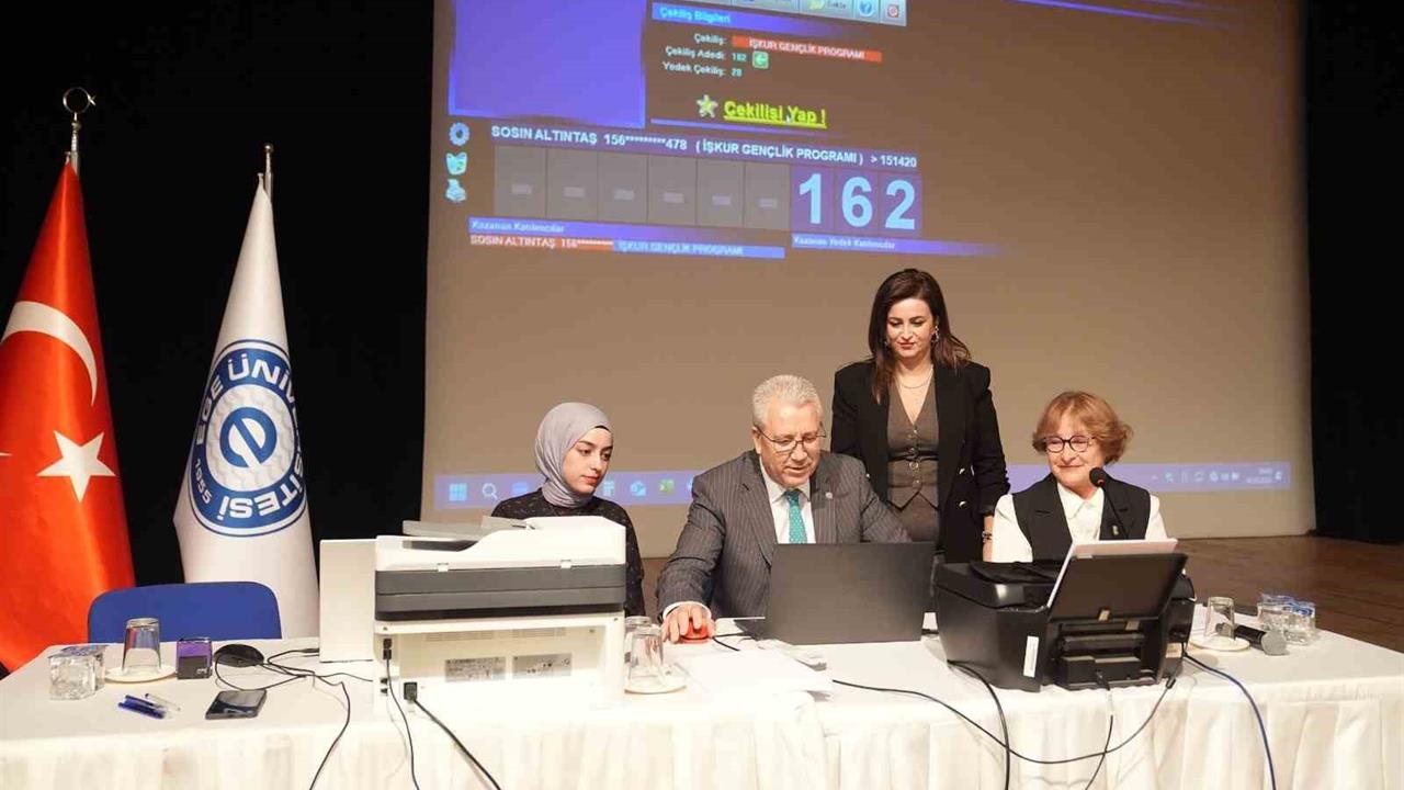 Ege Üniversitesi'nde İŞKUR Gençlik Programı'na Katılacak Öğrenciler İçin Kura Çekimi Gerçekleştirildi